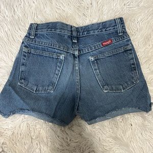 Womens vintage wrangler jean shorts size 00 22/23